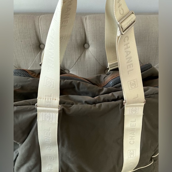 Authentic CHANEL Duffel bag/Gym bag/Tote Large! Duffel bag/Gym bag/Tote SOLD - Picture 4 of 17